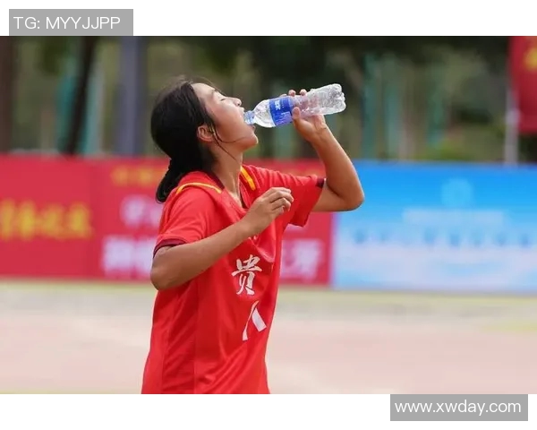 美女挑战足球知识猜测明星身份引发热议与讨论